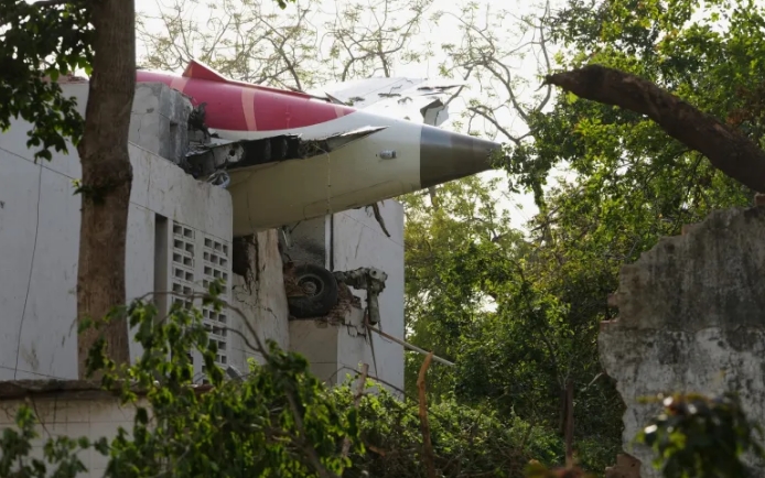 Pilotul suspectat că a oprit alimentarea motoarelor înainte de prăbușirea avionului în India